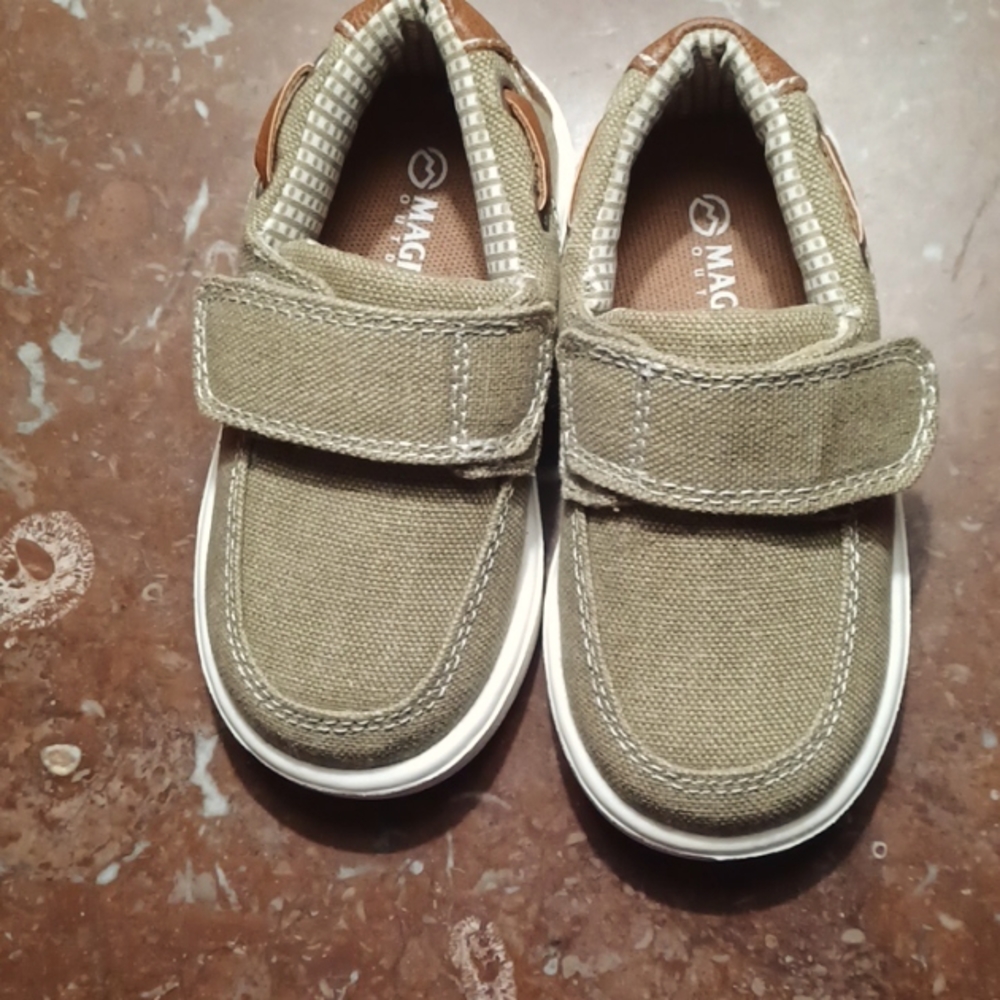 Magellan Outdoors "Evan" Slip-on Toddler Shoes size 5